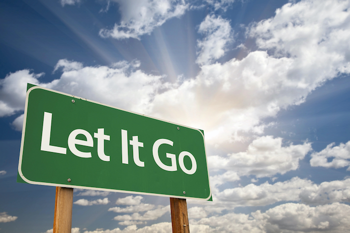 Auf einem Schild steht "let it go". Werfen Sie Dinge weg, die Sie nicht brauchen oder beglücken, auch Geschenke.